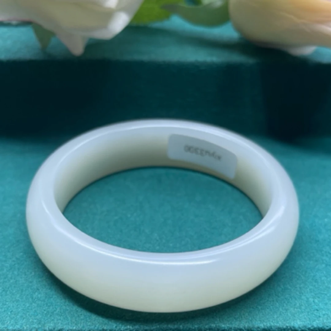 和田玉经典时尚女款显贵气手镯