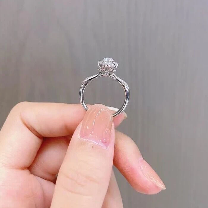 925银莫桑石戒指 〖新款灿若星辰〗高品质轻奢女款合成碳硅石