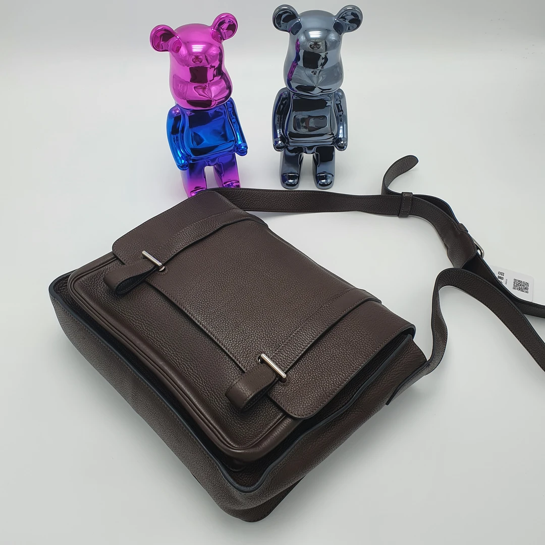 95新 Hermes/爱马仕 爱马仕巧克力色双扣邮差包/DH10907男士牛皮