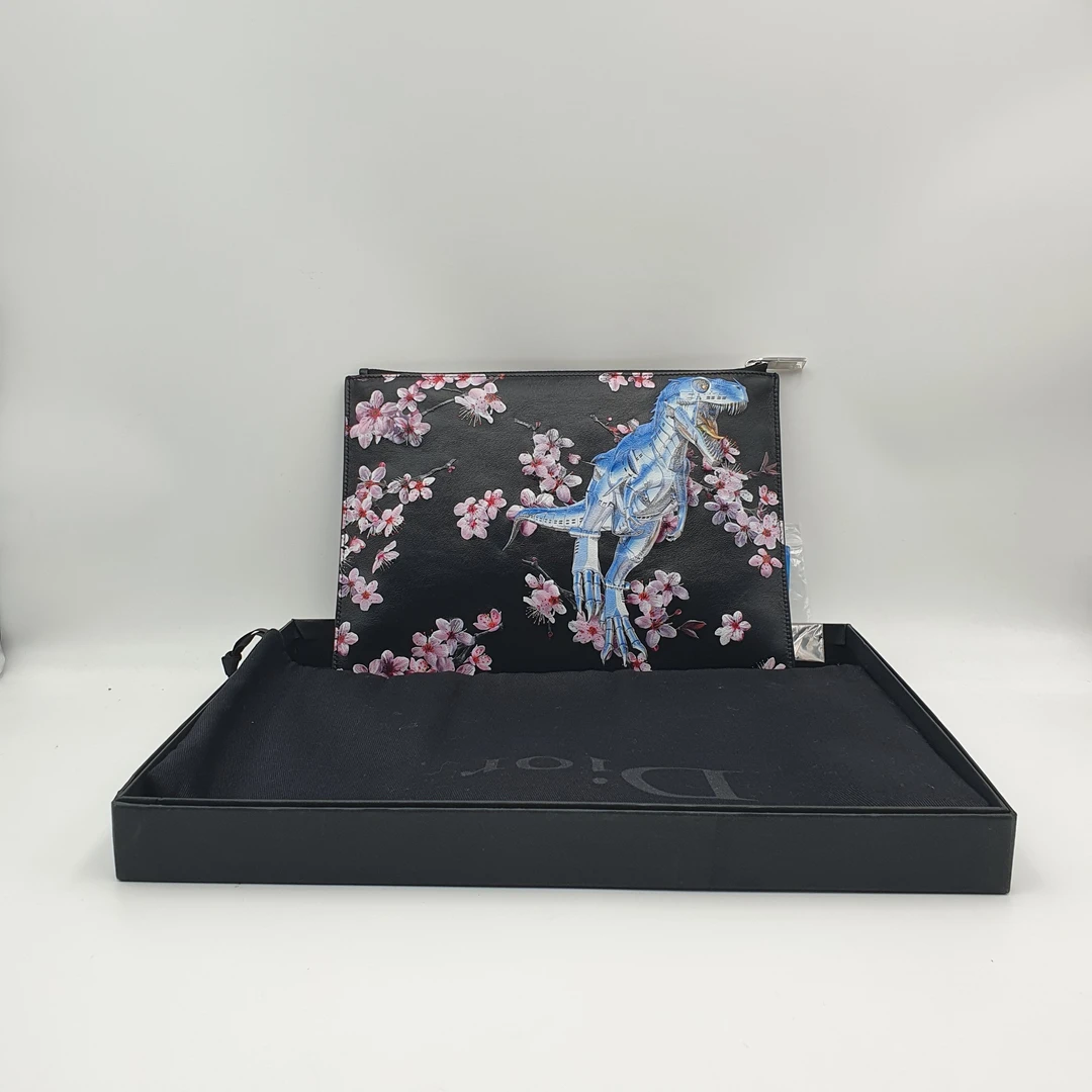 99新 DIOR/迪奥 迪奥黑色联名款手拿包/DH10480印花时尚手包中号