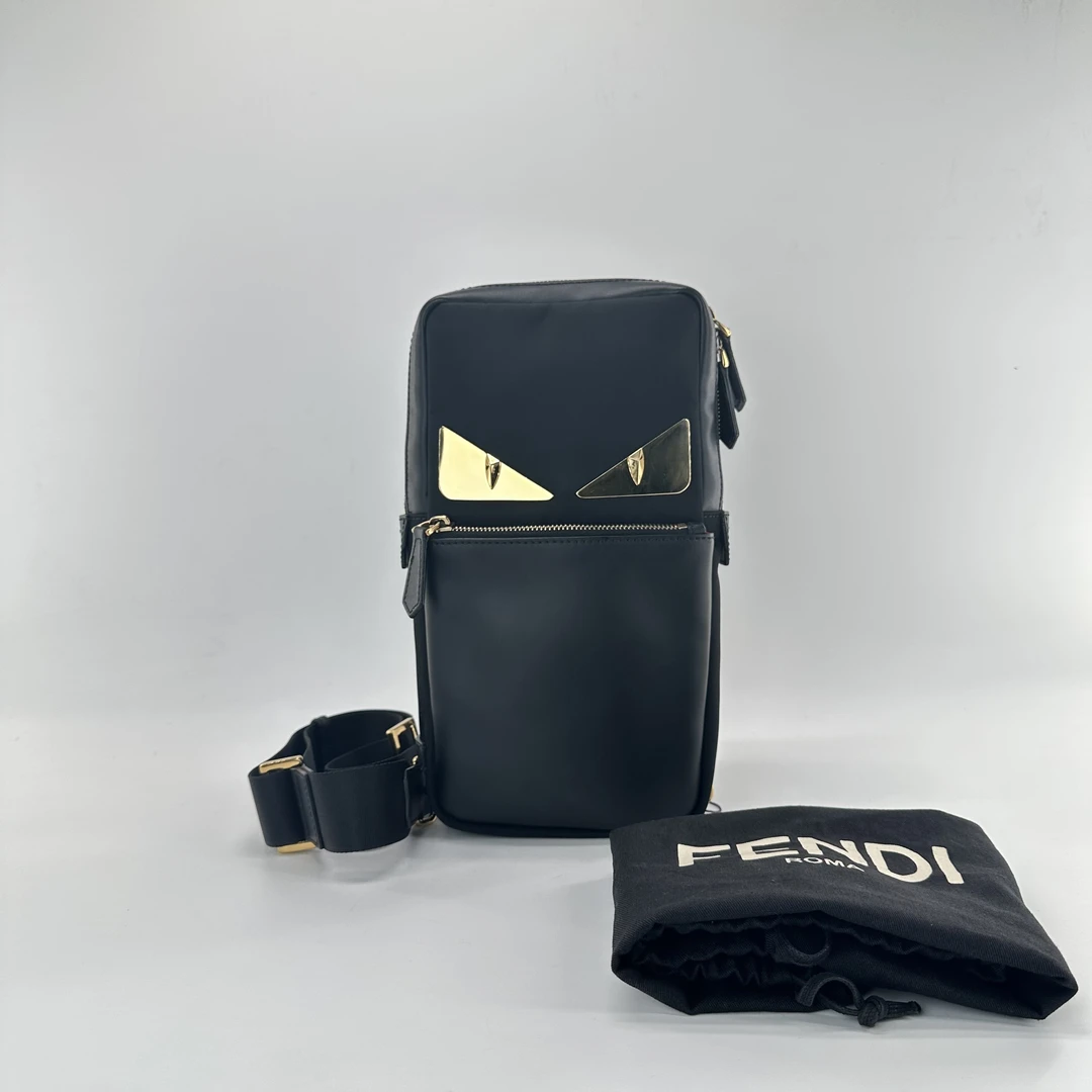 95新 FENDI/芬迪 芬迪小怪兽尼龙拼皮竖版胸包/ZH10135