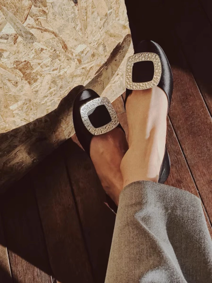 2025年新春夏百搭单鞋女气质方扣水钻中空绸缎细跟浅口圆头平底鞋