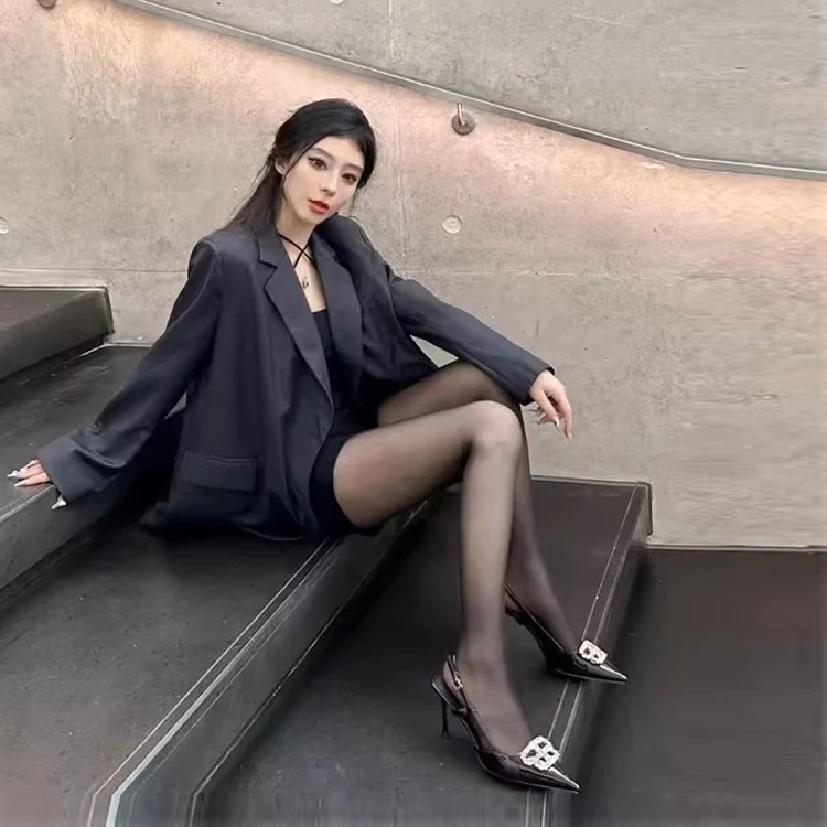 黑色尖头后空高跟鞋2025年新款女漆皮水钻凉鞋性感细跟一字带单鞋