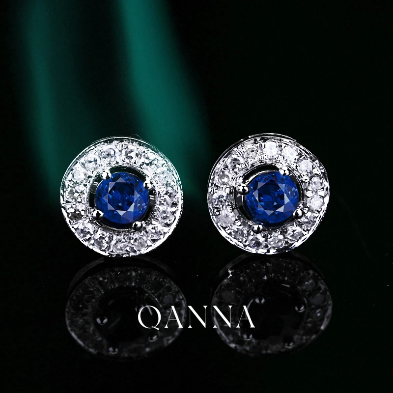 QANNA【70分 蓝宝石戴妃款耳钉】18K金经典围镶钻石耳钉AD