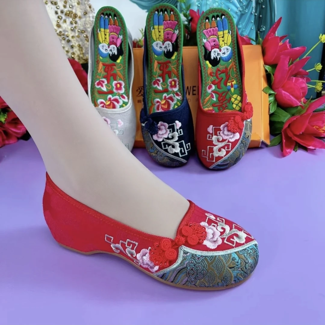 老北京布鞋女春夏新款单鞋软底跳舞复古绣花鞋平跟防滑中老年妈妈