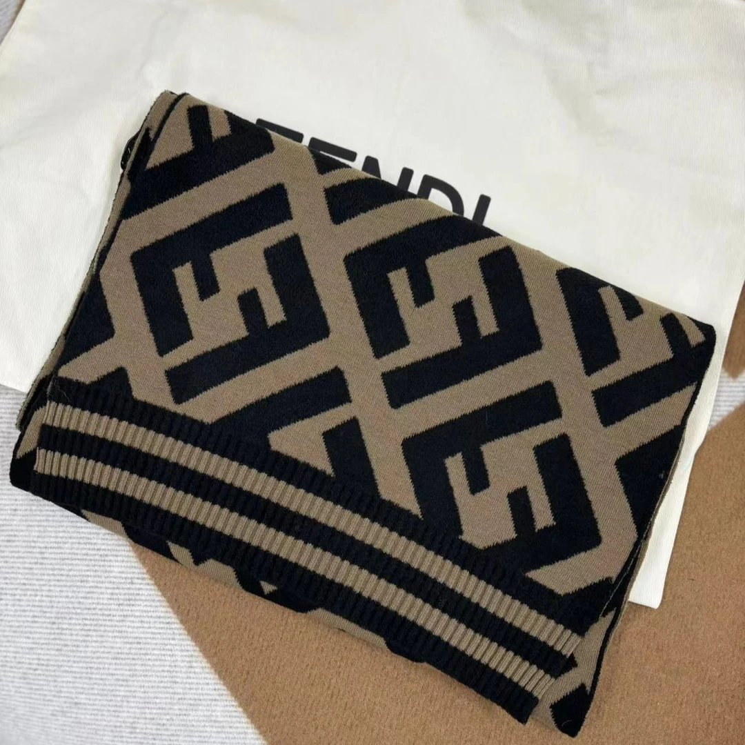全新未使用 FENDI/芬迪 FENDI经典棕色老花LOGO围巾 不支持七天