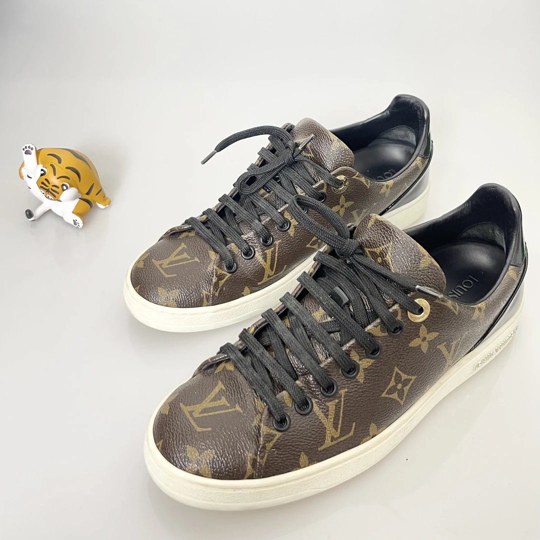 37码 lv满印老花板鞋95新