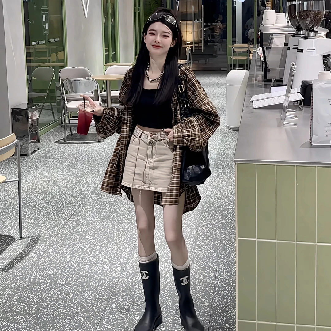 浅卡其色牛仔短裙