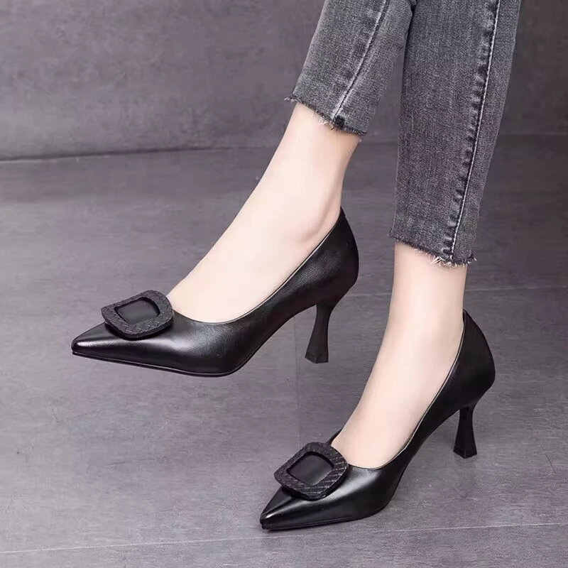 雲颖百丽软皮高跟鞋女细跟2024年新款时尚方扣尖头单鞋黑色工作鞋