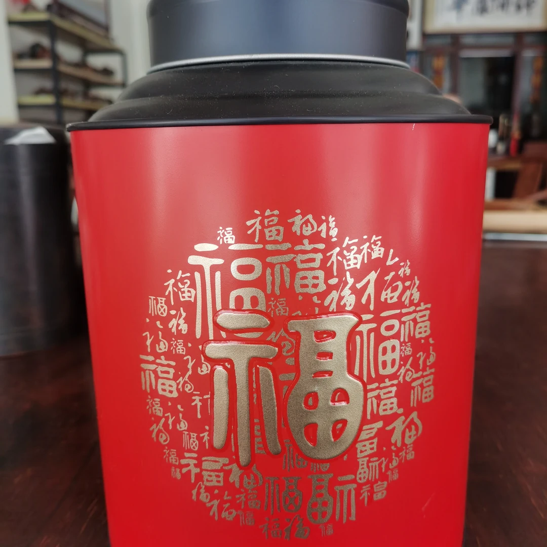 云南红茶,采用大叶种鲜叶制作。口感滑润,香甜醇厚。500克罐装散茶。