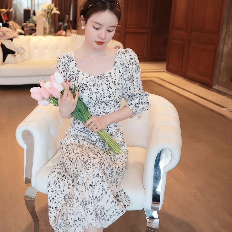 复古名媛方领碎花茶歇长裙法式秋装新款女神范气质显瘦桔梗连衣裙