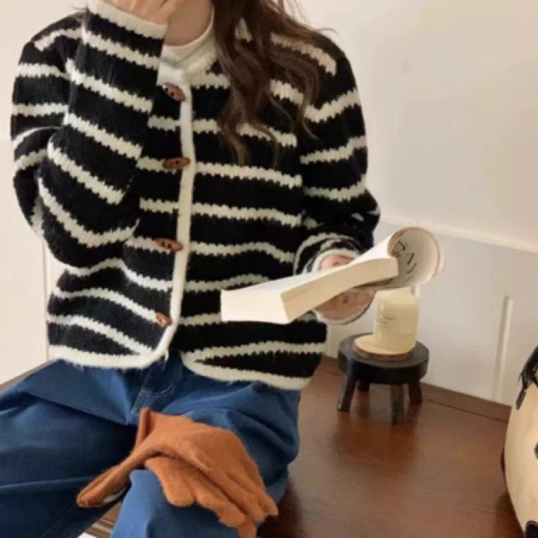 BHH-9586东大门韩版时尚复古软糯厚实波浪条纹牛角扣毛衣