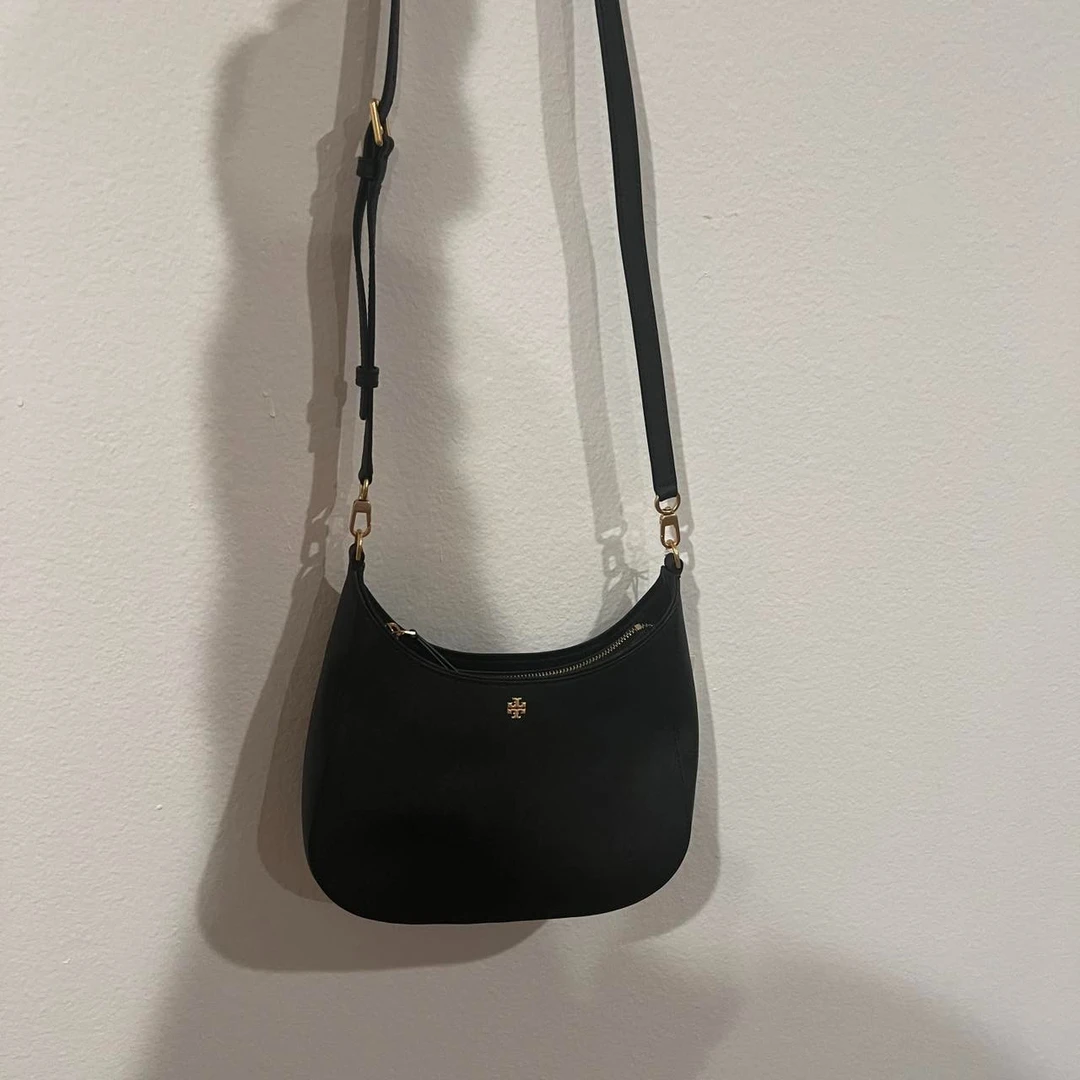 【预售】Tory Burch/汤丽柏琦新款黑金大号月牙斜跨单肩包137417