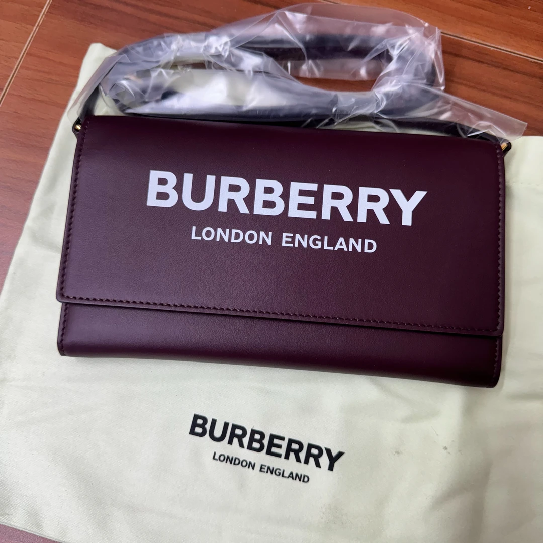 【预售】BURBERRY/博柏利酒红字母翻盖印花斜挎包美国顺丰直邮