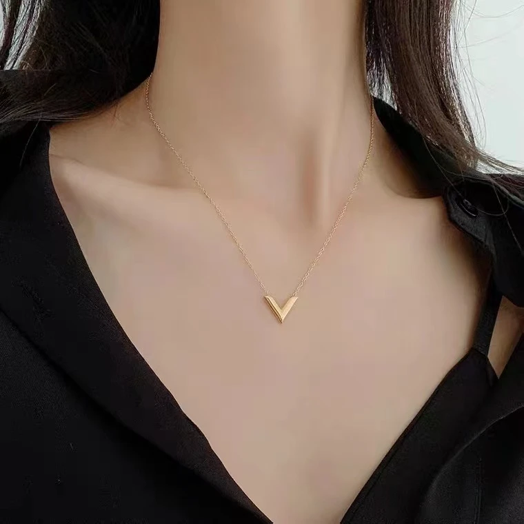 钛钢项链 小众轻奢时尚新款简约金色ins小众轻奢V字母锁骨链