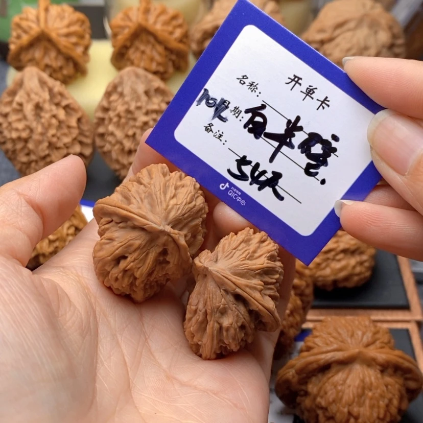 【闪购商品】文玩核桃吊坠104号54尺白狮子半壁