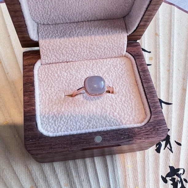 天然和田玉烟紫方戒(天然玉石颜色有深有浅是正常现象)
