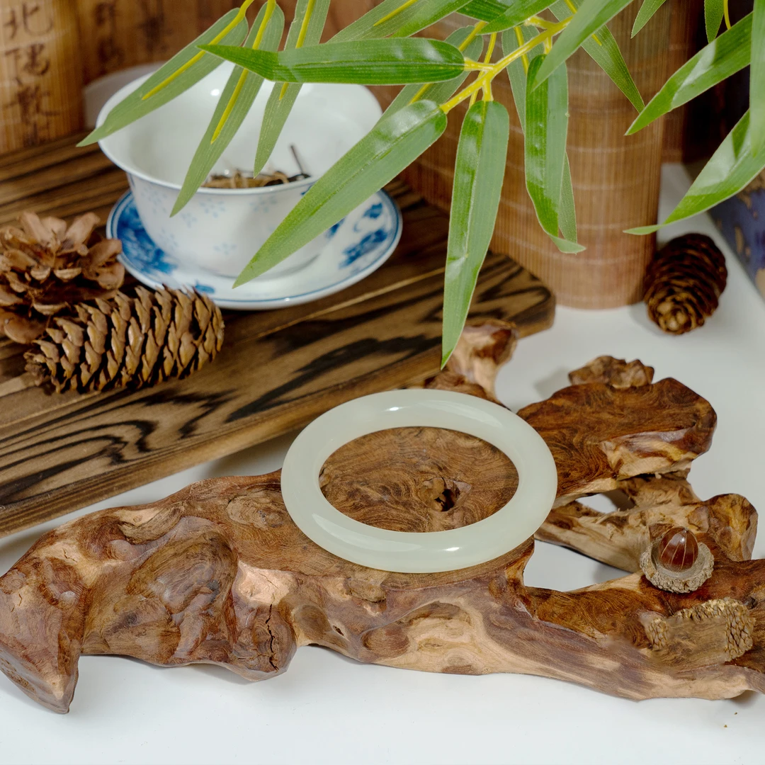 世间臻宝-传承品羊脂玉冰底圆条手镯/多样性发/B936