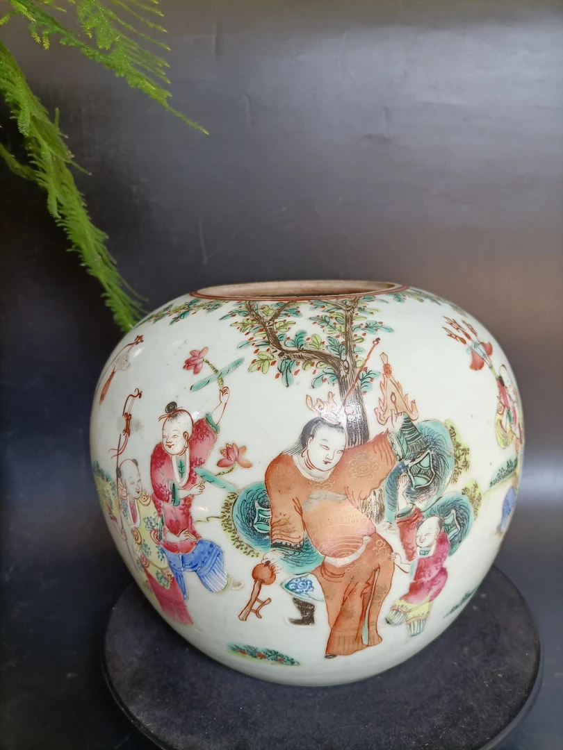 清同治时期的一个精品九子夺魁罐，就底一个鸡爪 无其他问题如图