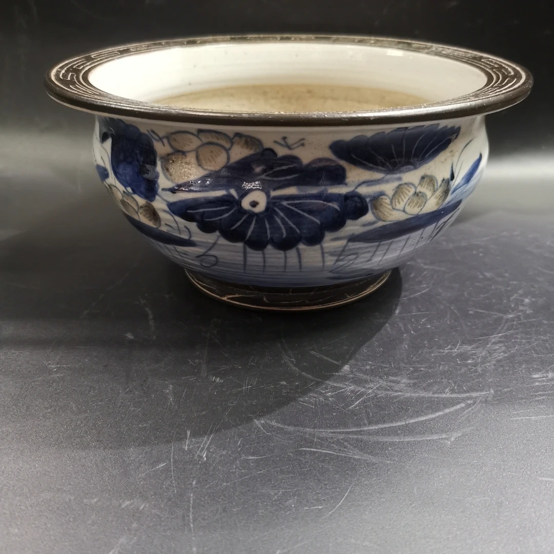 清花釉里红香炉，就一个小小的记抓，几乎可以忽略不计如图