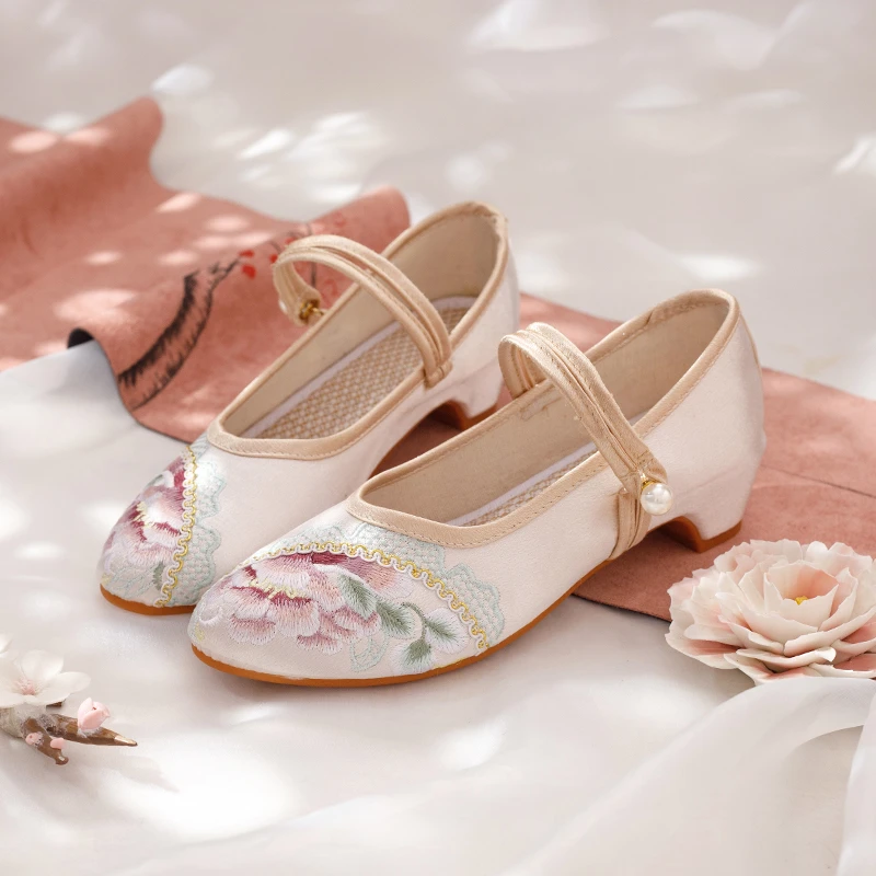 M冰玉2024夏季新款老北京绣花鞋民族风复古女鞋中国风旗袍单鞋