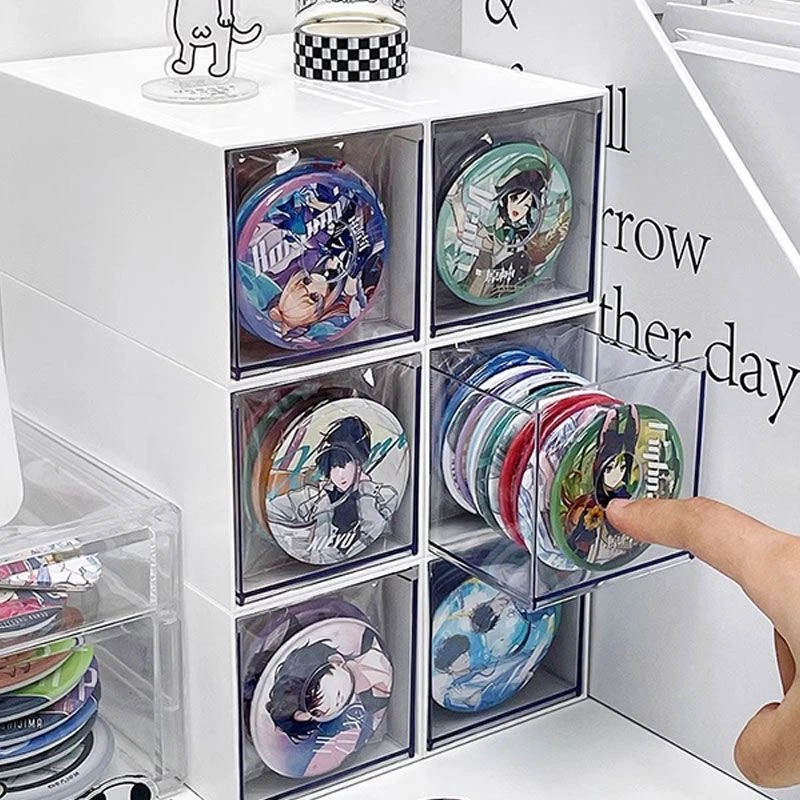 桌面吧唧收纳盒亚克力抽屉式谷子周边大容量分格徽章透明整理盒女