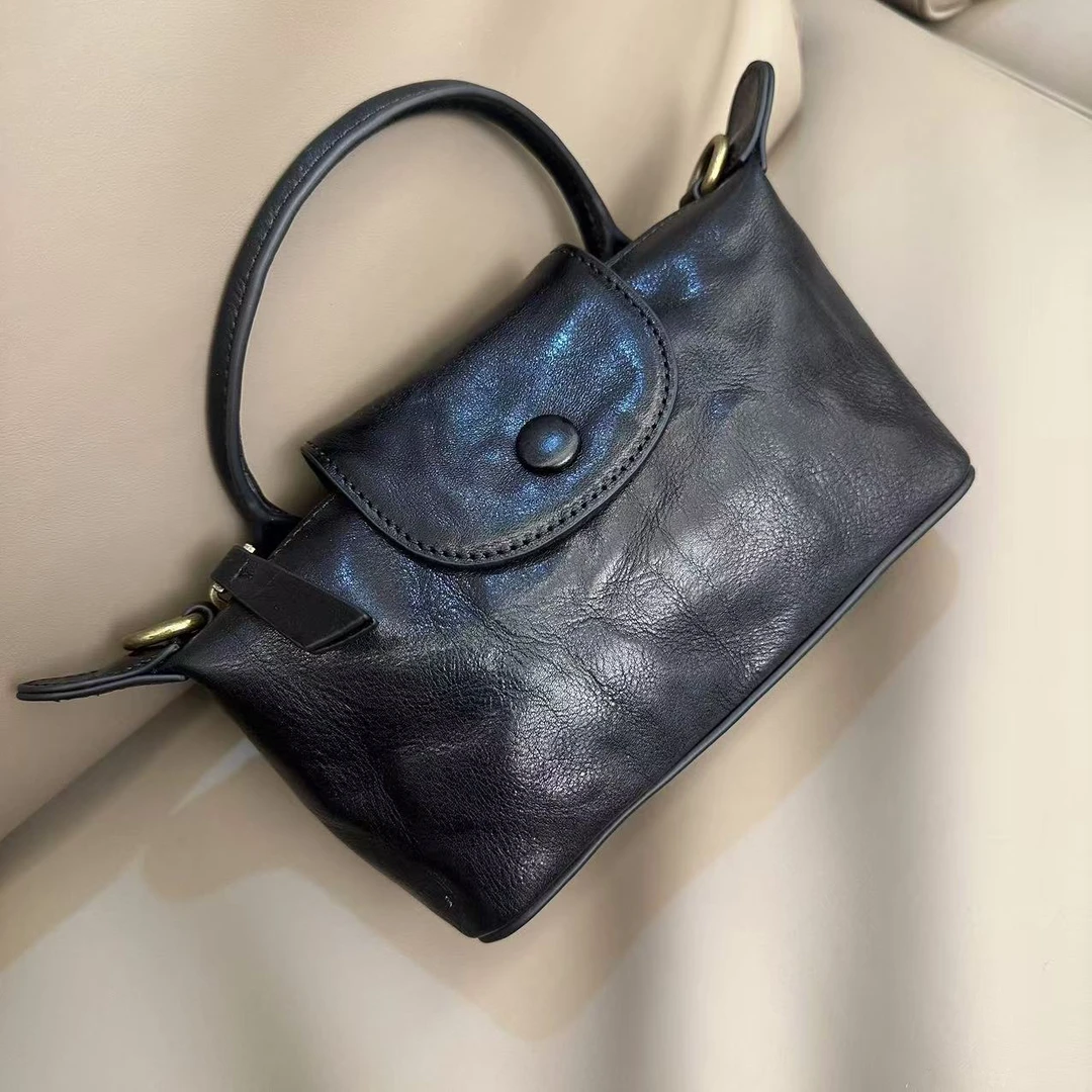 时尚百搭头层牛皮精致小号饺子包BB2443