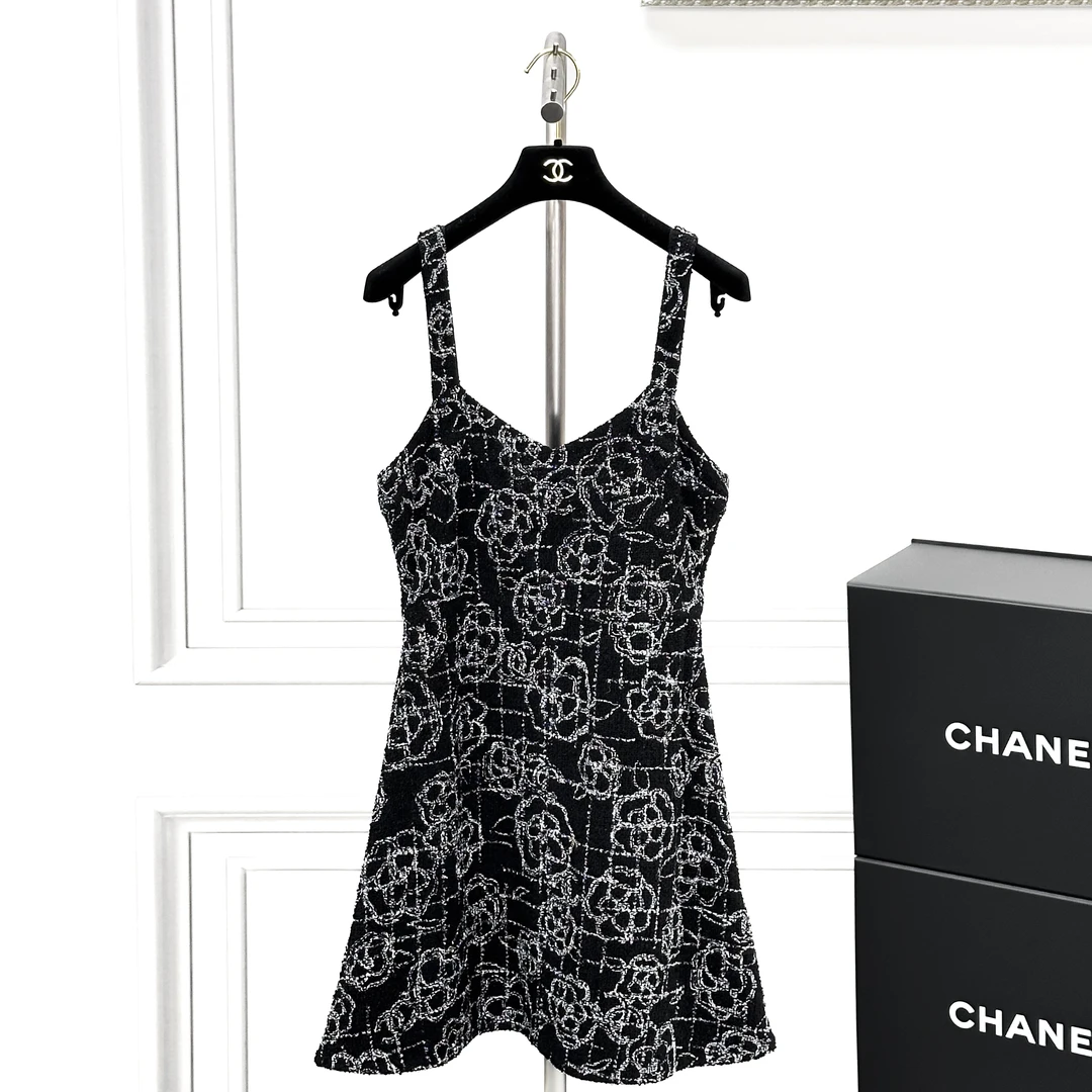 99新 Chanel/香奈儿 38码22P春夏预告黑色山茶花刺绣吊带连衣裙