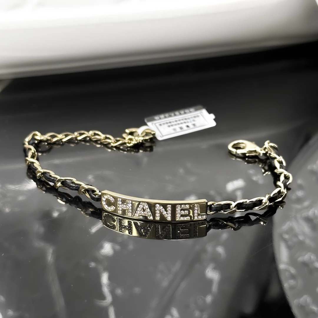 99新 Chanel/香奈儿 黑金皮穿链条字母手链