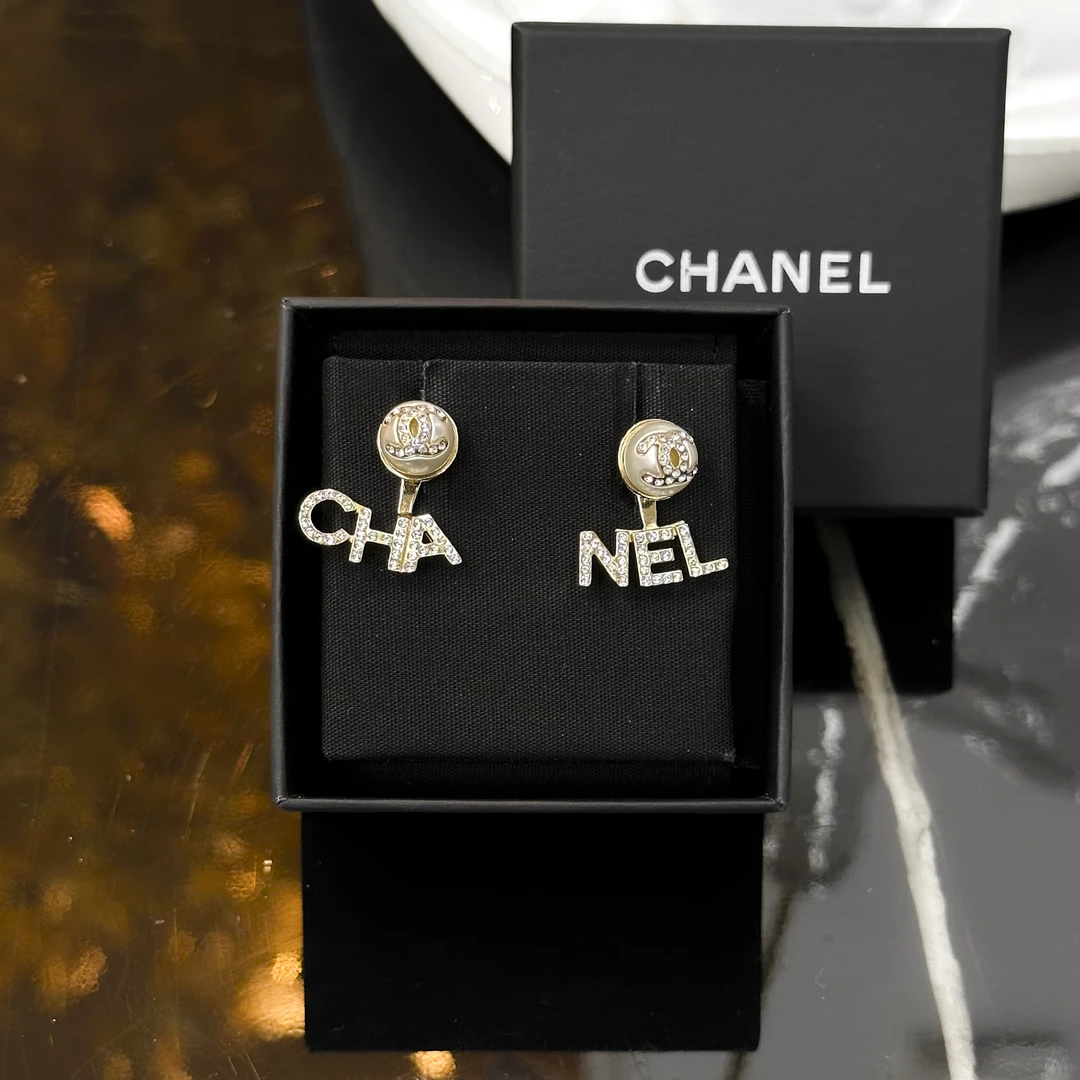 99新 Chanel/香奈儿 字母珍珠镶钻耳钉，拆分logo造型