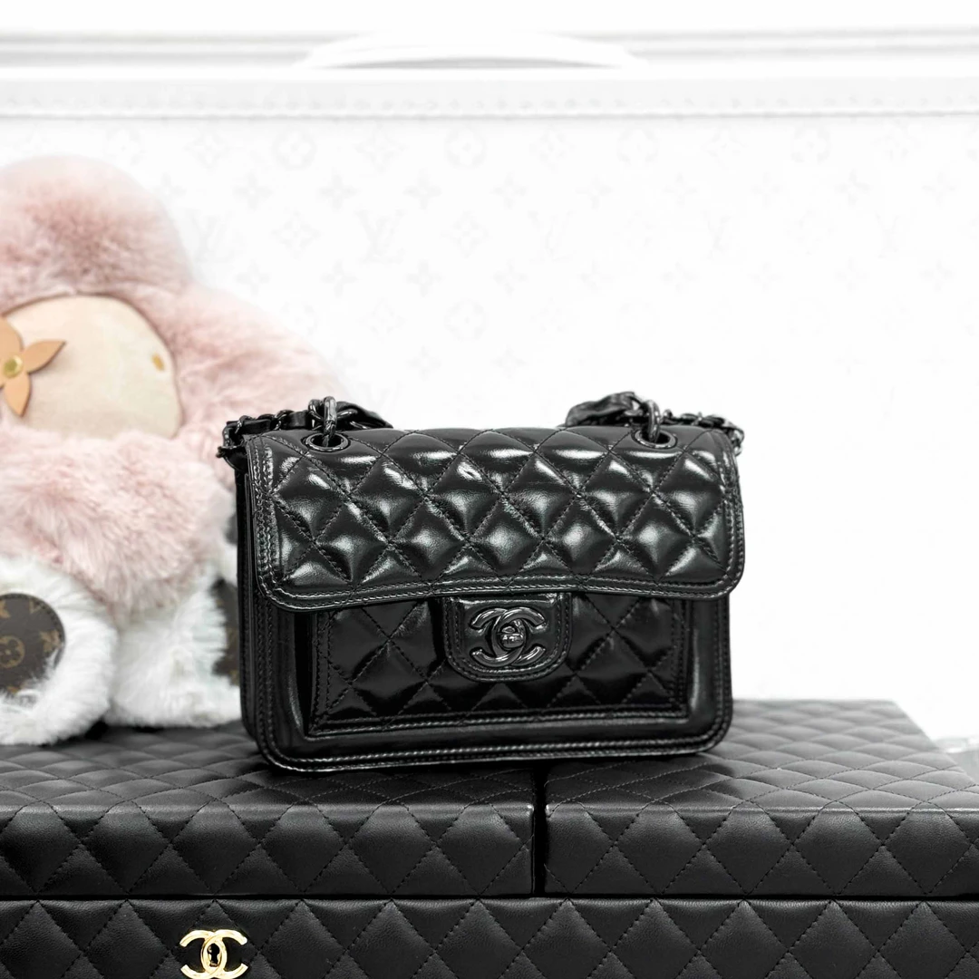 99新 Chanel/香奈儿 23K so black褶皱牛皮亮面邮差包，口盖包