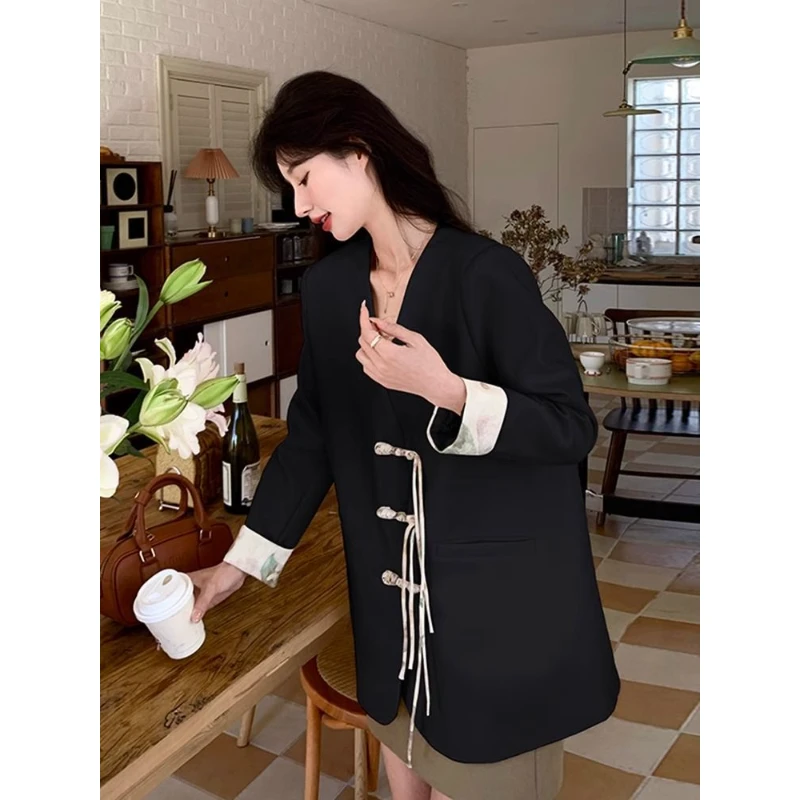 白色新中式盘扣西装外套女2025春季新款气质休闲今年流行V领西服