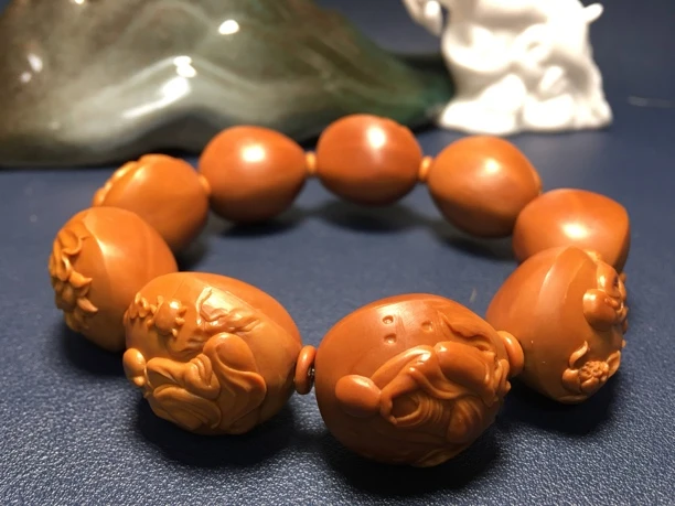 铁核无相佛  尺寸2.1x2.4  梅林老树铁核，雕工精致