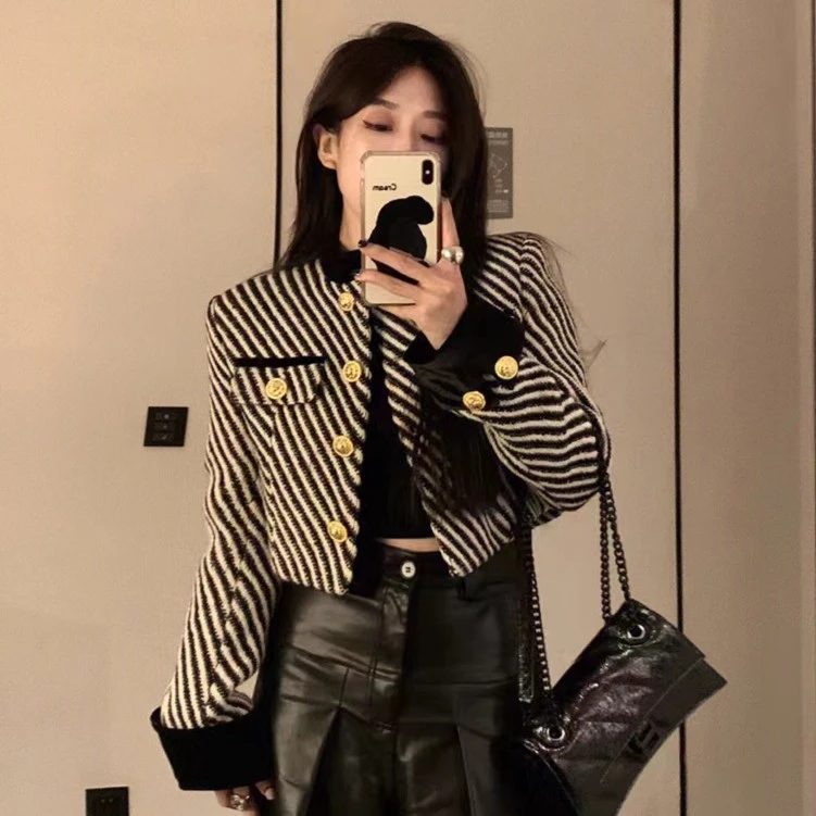 秋冬短款小个子设计感复古气质小香风外套时尚百搭条纹金属纽扣