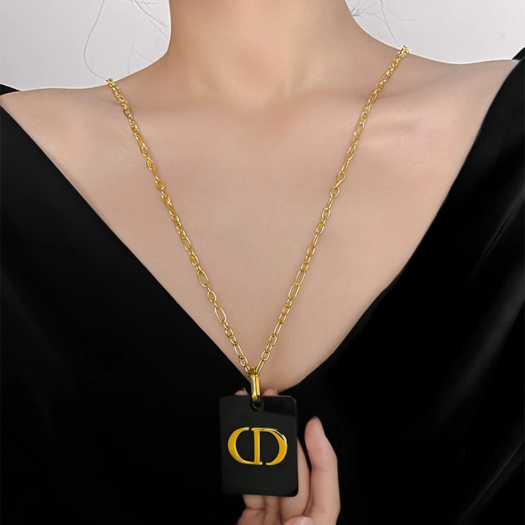 钛钢项链 钛钢项链新款时尚饰品款项链CD字母黑色方牌吊坠毛衣链
