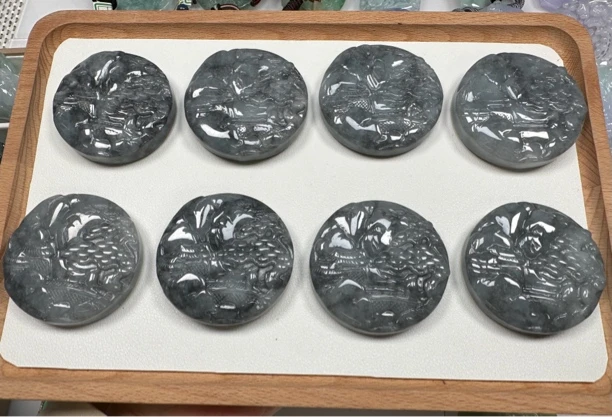 翡翠乌鸡山水双面雕工多样性发一件