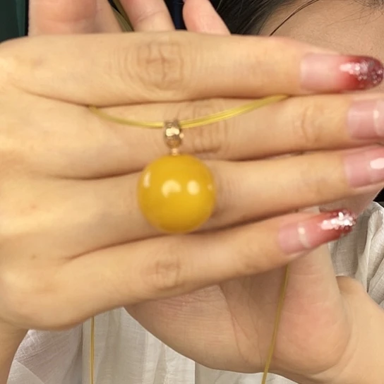 蜜蜡颈饰18K金镶嵌吊坠