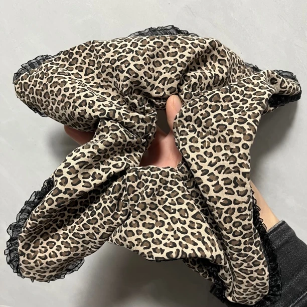 C088 法式复古豹纹黑色蕾丝边方巾发圈