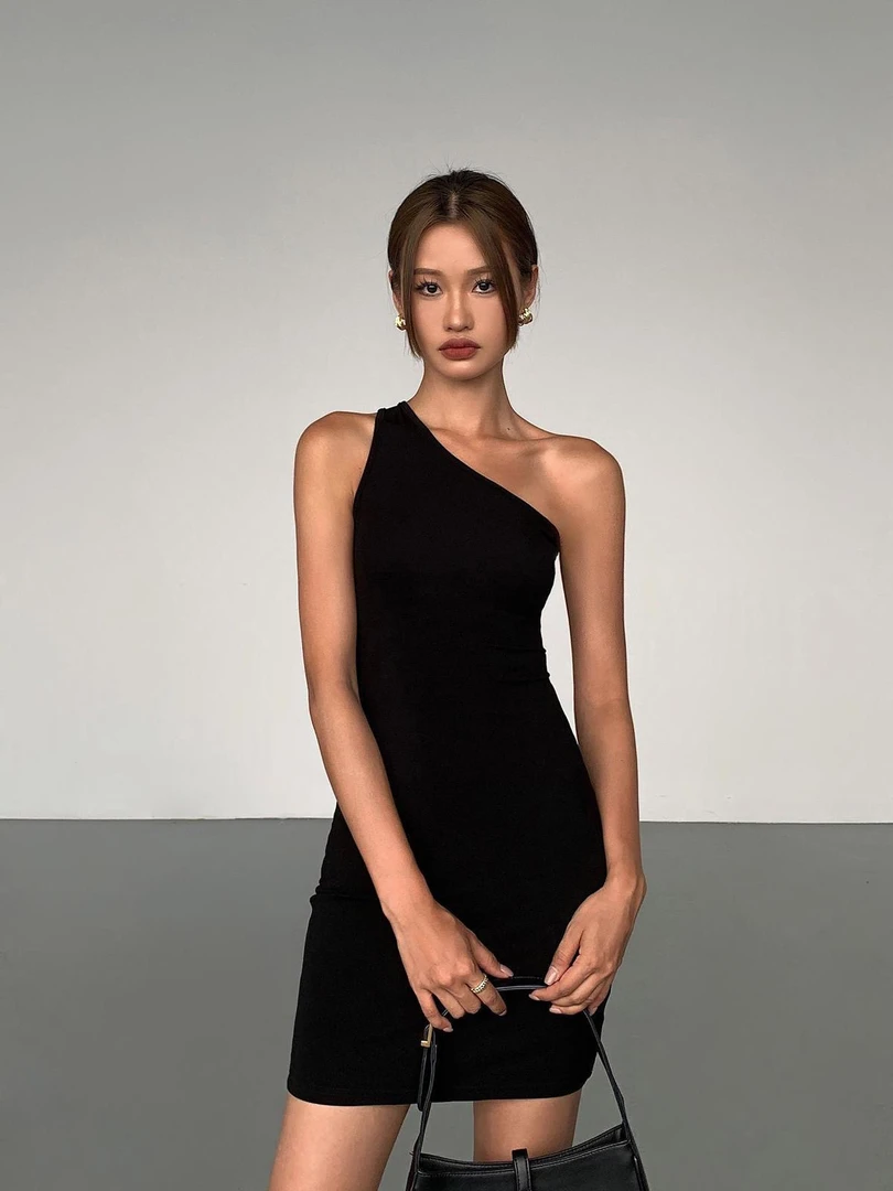 气质小黑色设计感斜肩不规则修身连衣裙女性感法式短款辣妹