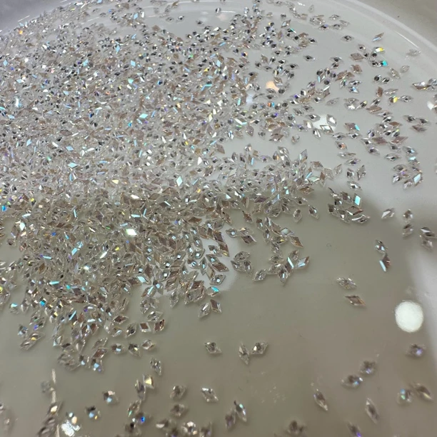 富世红年 5A平底锆石➕1:1华镀膜 1.5X3小棱形透底 雪花堆钻款超闪