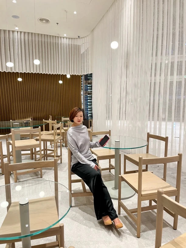 极简风圆领纯色衬衣舒适简约韩版气质款上衣