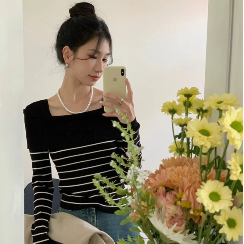 法式温柔风气质显瘦长袖针织衫女2025春季新款设计感方领上衣女