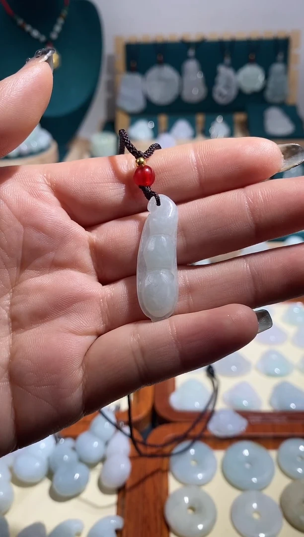 【闪购商品】翡翠颈饰未镶嵌福豆