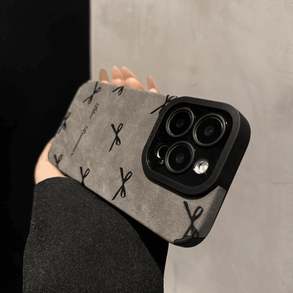 简约翻毛皮线条蝴蝶结适用于16Promax手机壳苹果15/14/13简约防摔