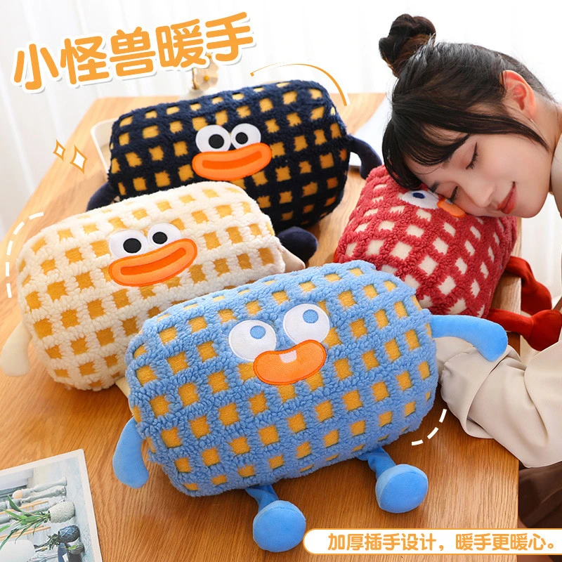 网红多巴胺小怪兽加厚暖手抱枕女生暖手宝冬季保暖装备办公室靠垫