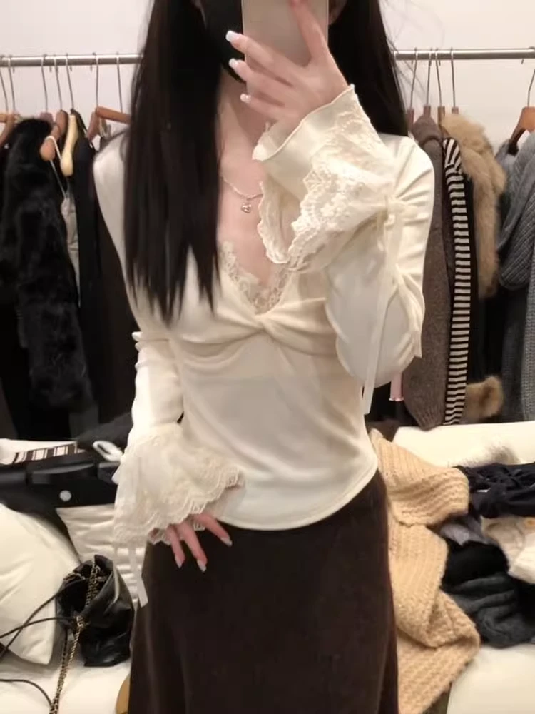 纯磨毛扭结花边纯欲风V领扭结拼接蕾丝花边T恤修身喇叭袖打底衫