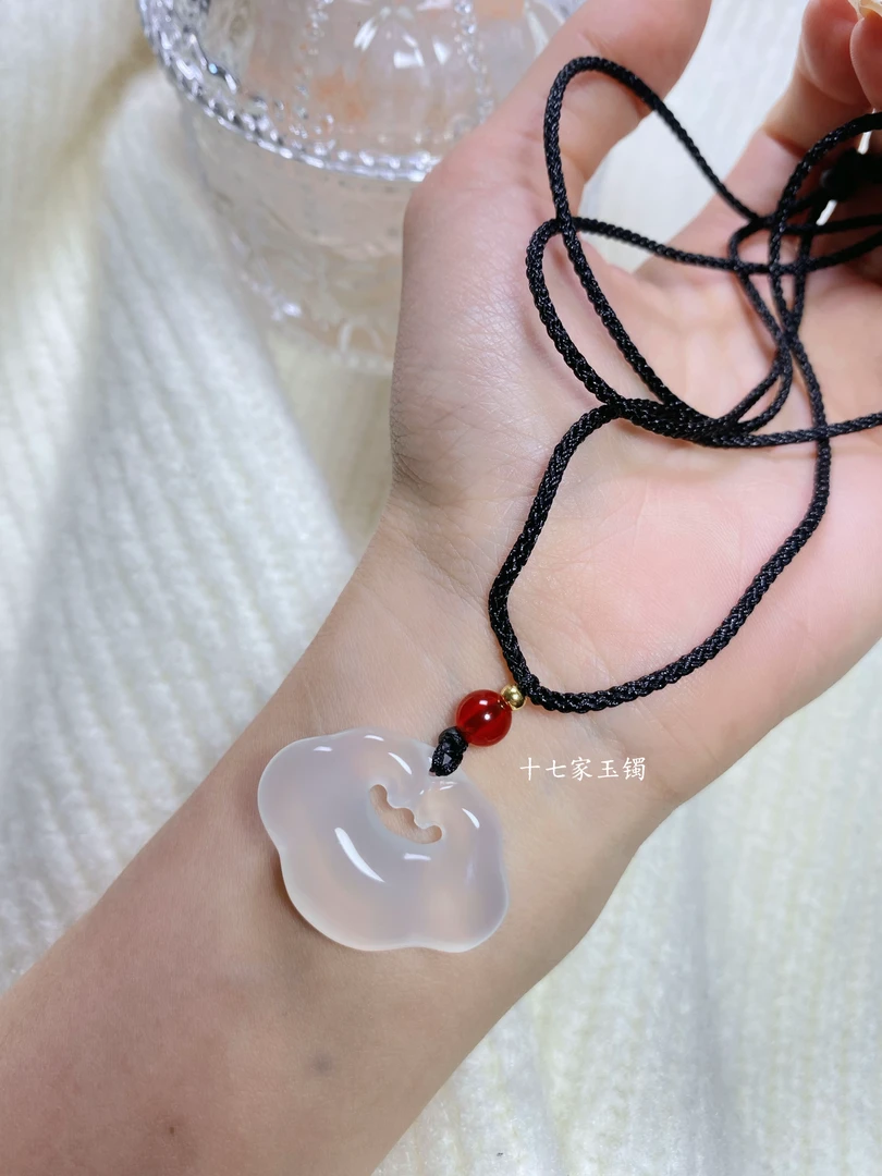 天然玉髓玛瑙祥云如意锁吊坠，精致时尚，尺寸29*21*7mm