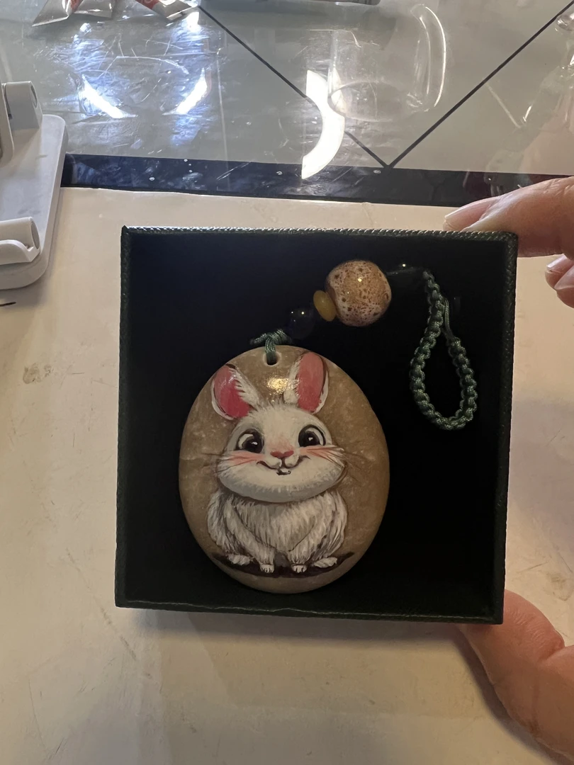 兔子石头画挂件、四五厘米左右永不褪色礼盒装不支持七天无理由