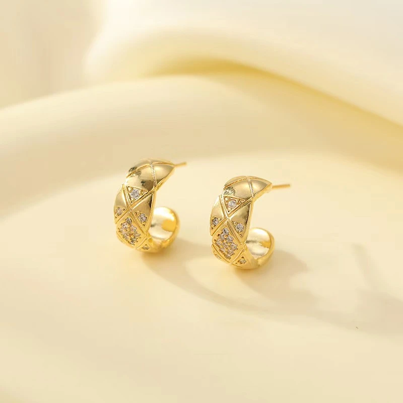 铜合金耳饰  菱格纹素圈微镶锆石耳钉感高级耳环2024年新款耳饰