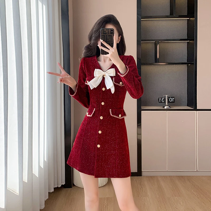 秋冬新款V领时尚甜美亮丝雪尼尔蝴蝶结胸针收腰显瘦小个子连衣裙